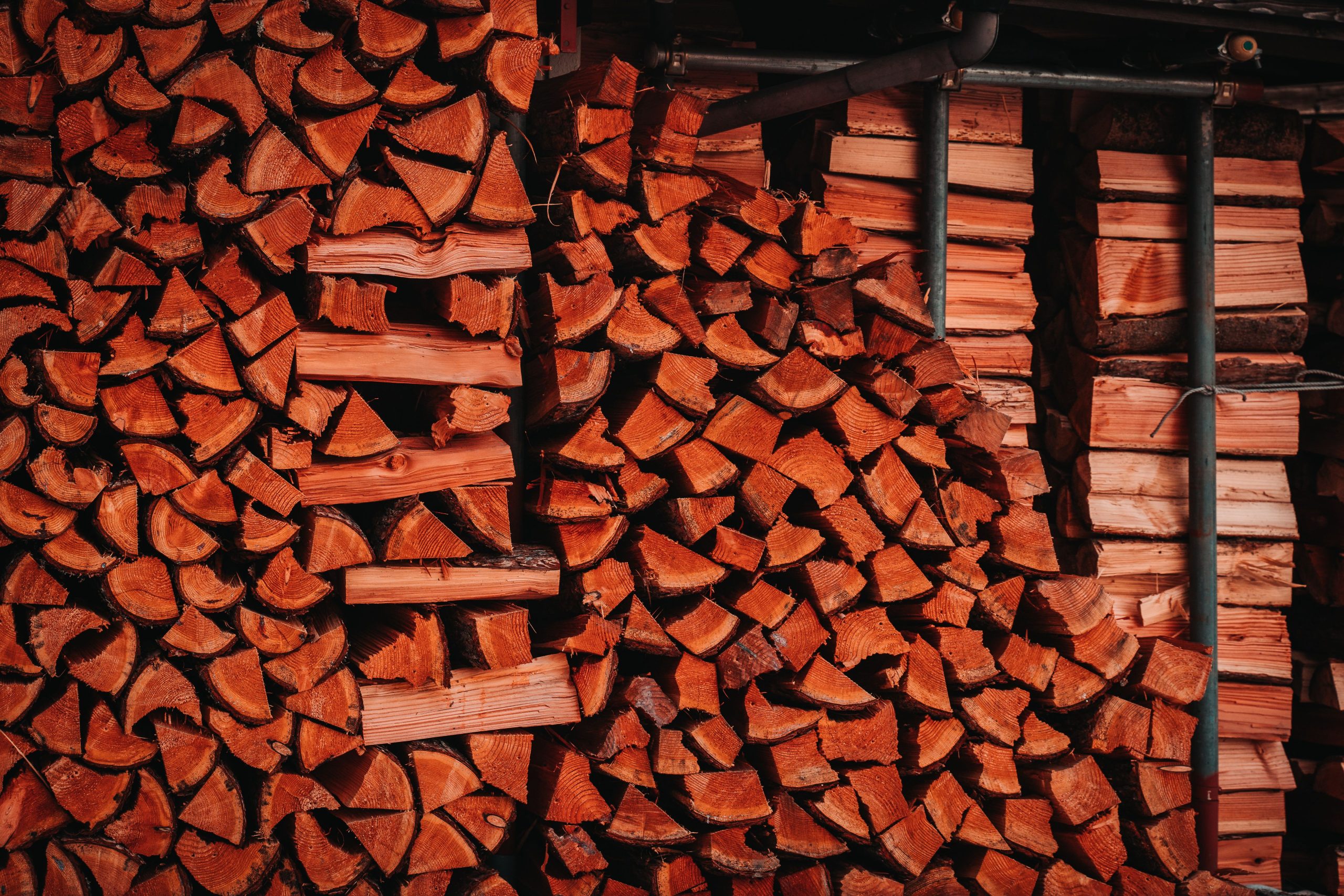 Bois de chauffage empilé prêt pour chauffer