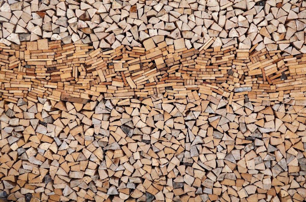 Grand tas de bois de chauffage organisé pour l'hiver