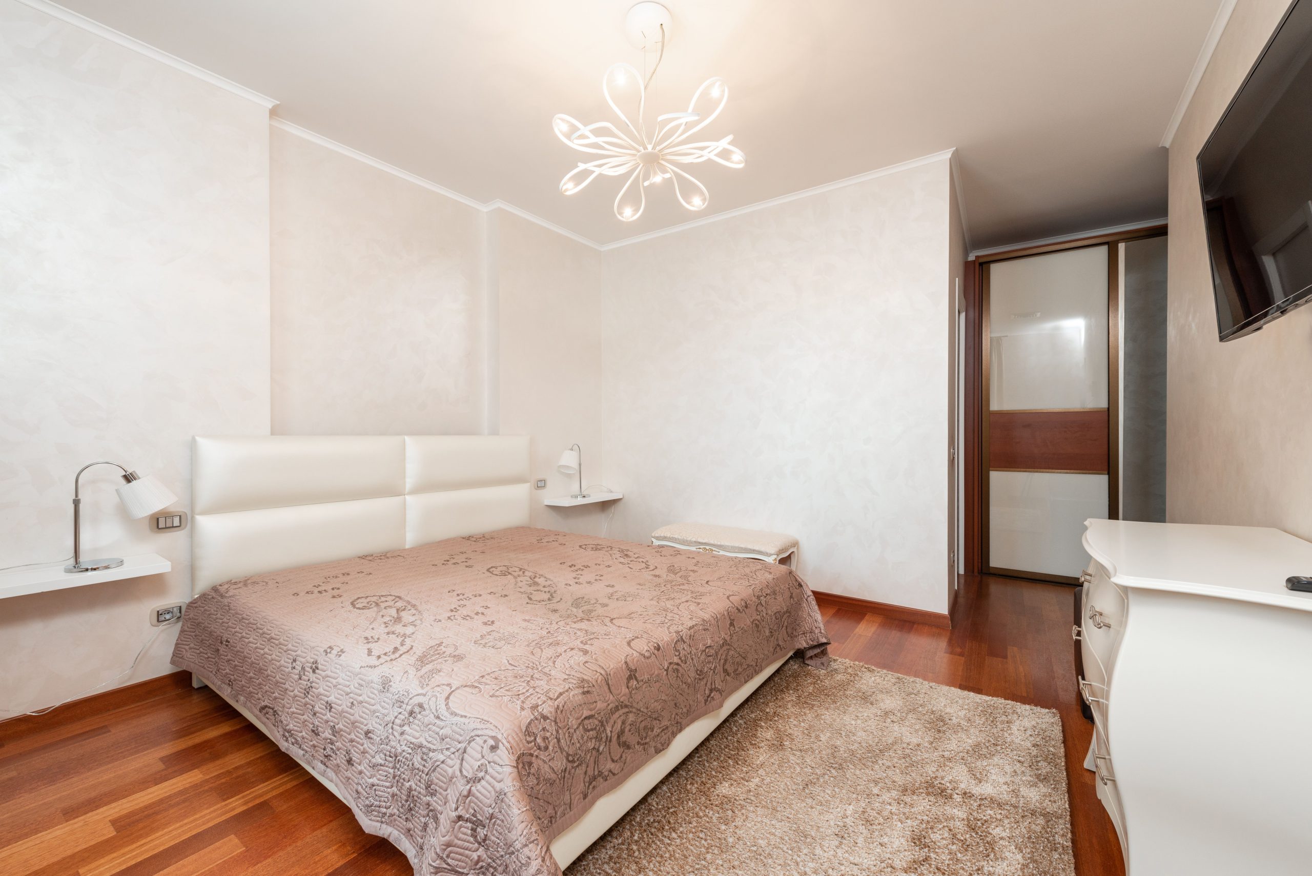Chambre spacieuse avec lit confortable et television
