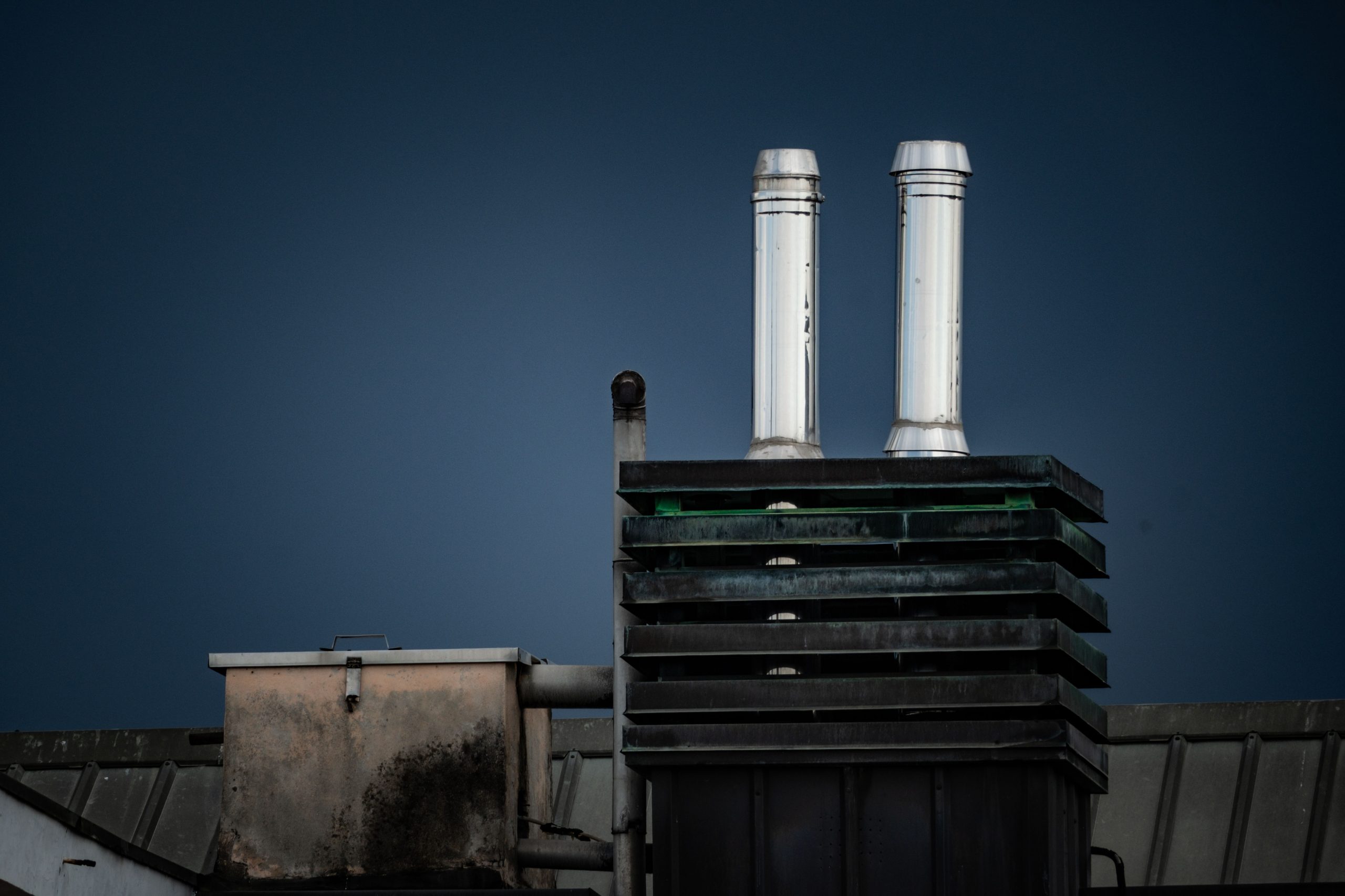 Cheminées toiture ciel sombre architecture industrielle