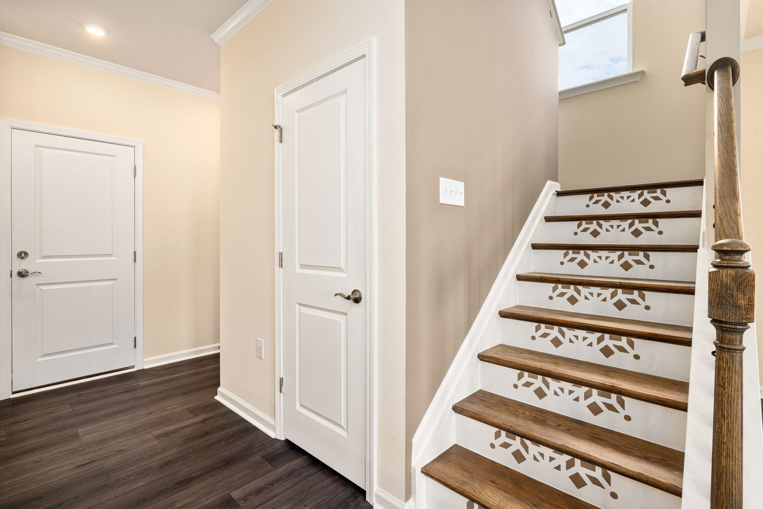 Escalier moderne design couleurs claires