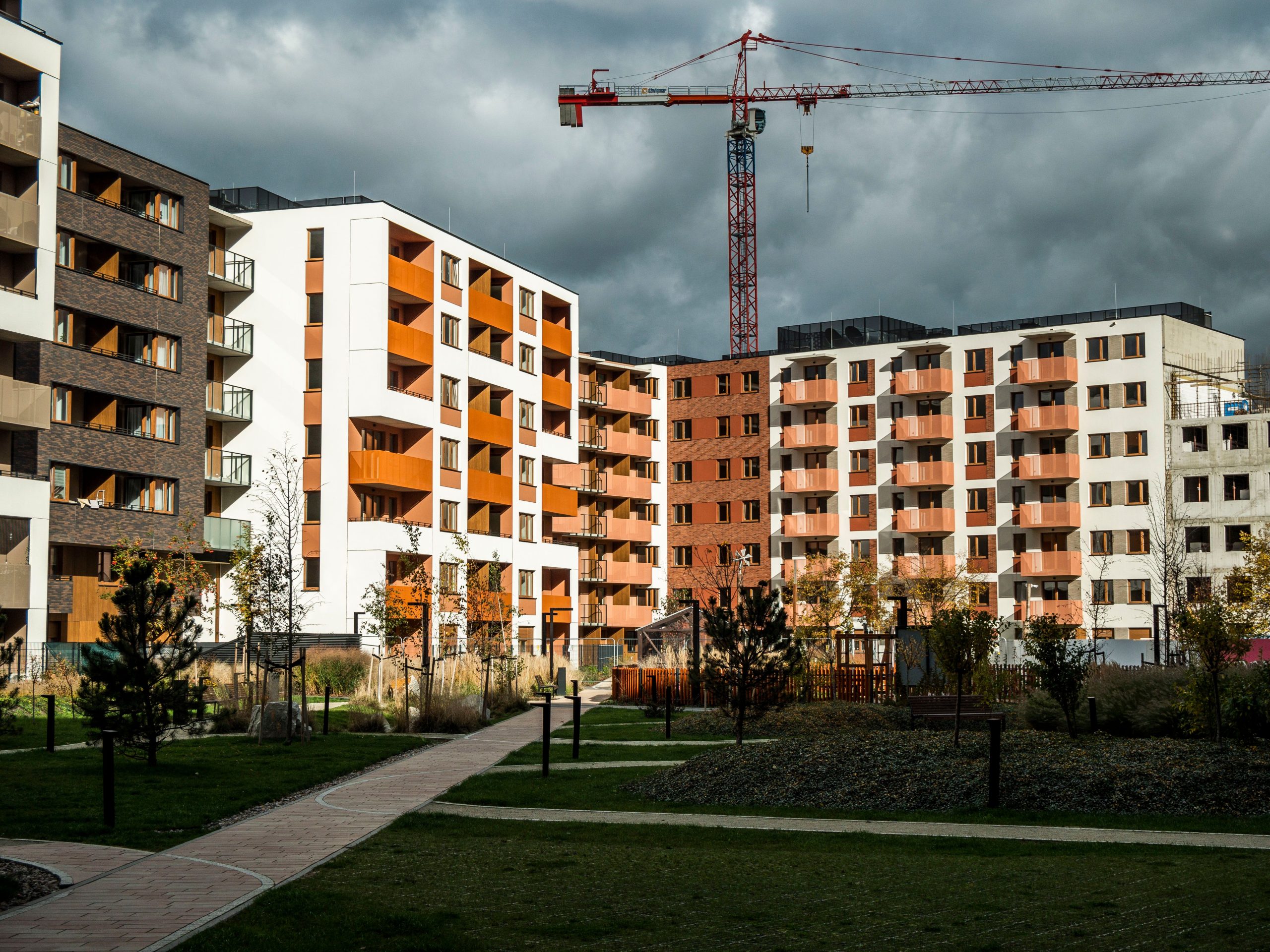 Immeubles résidentiels neufs sous ciel nuageux