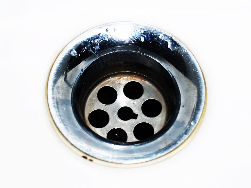 Drain chromé d'évier avec gouttes d'eau
