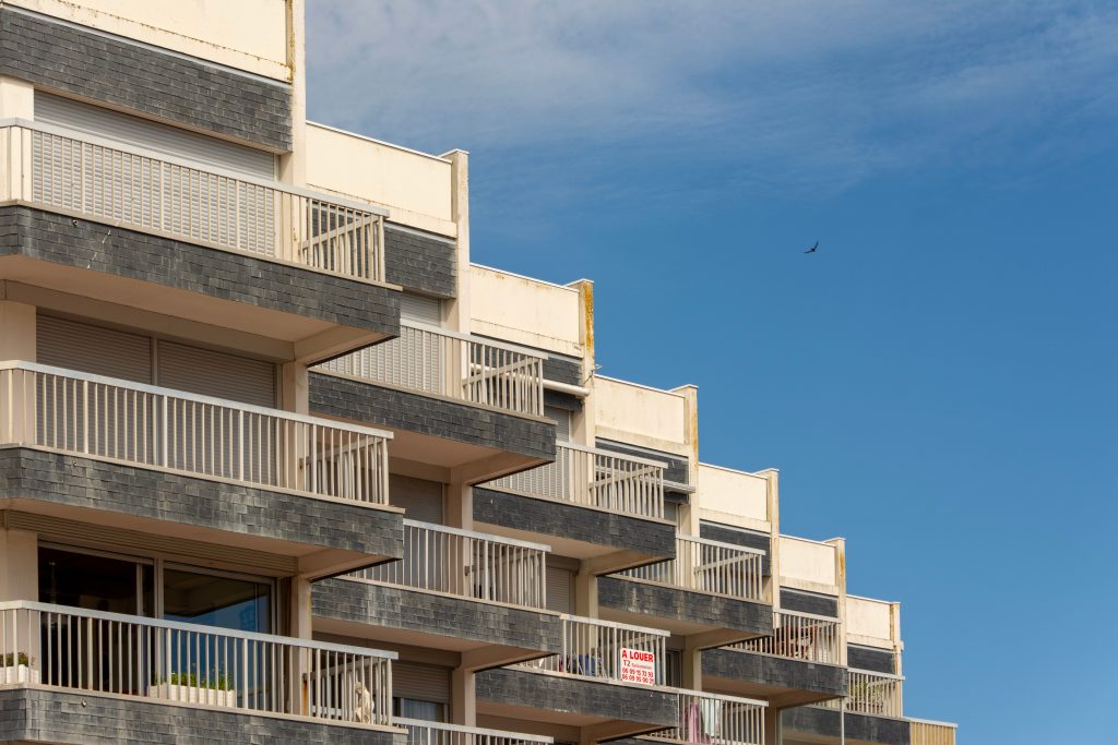 Immeuble moderne avec balcons sous ciel bleu