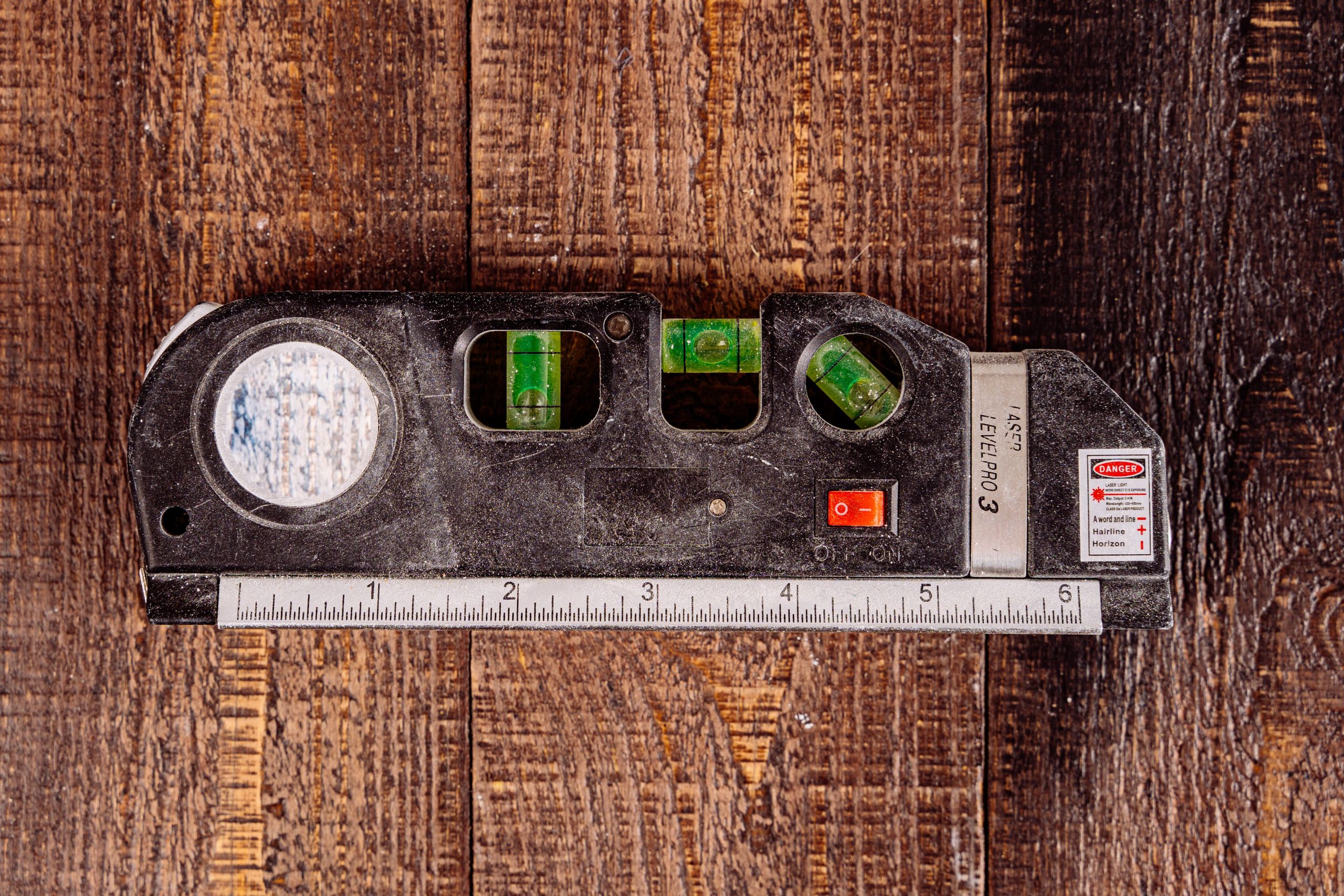 Niveau laser multifonction sur surface en bois