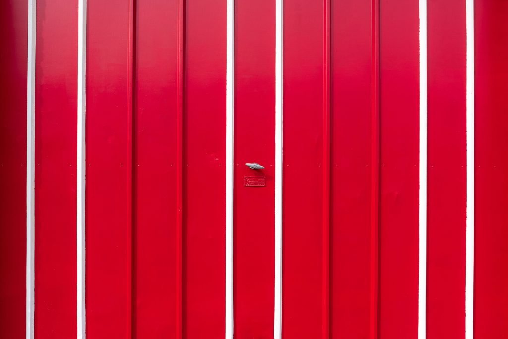 Porte garage rouge rayures blanches design