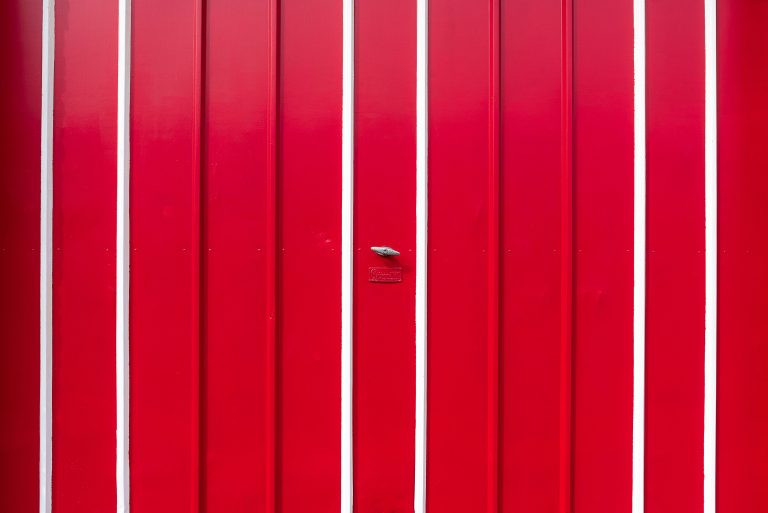 Porte garage rouge rayures blanches design