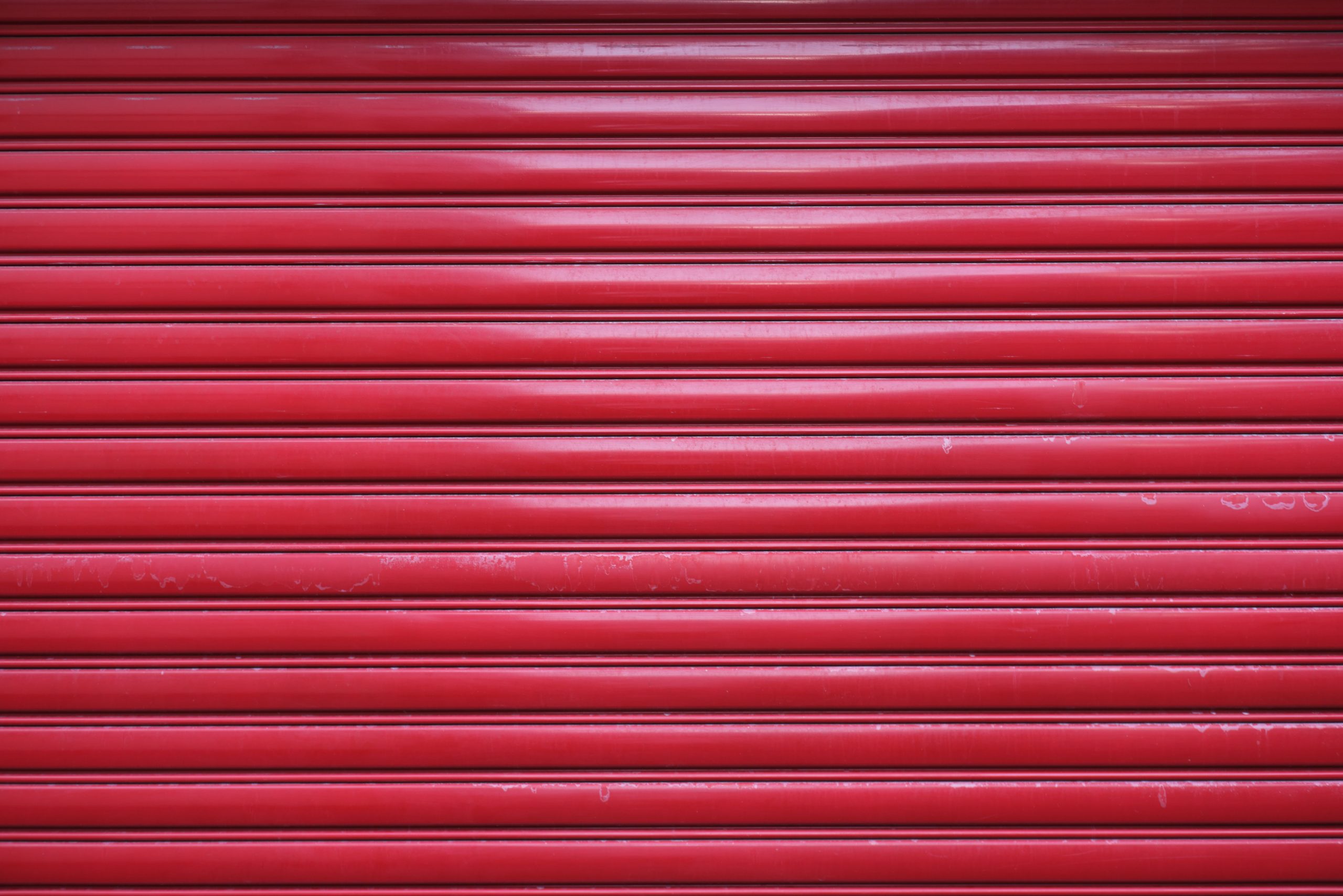 Porte garage roulante rouge design industriel