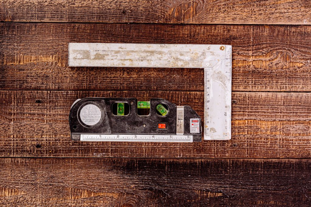 Outils de mesure charpentier sur surface bois rustique