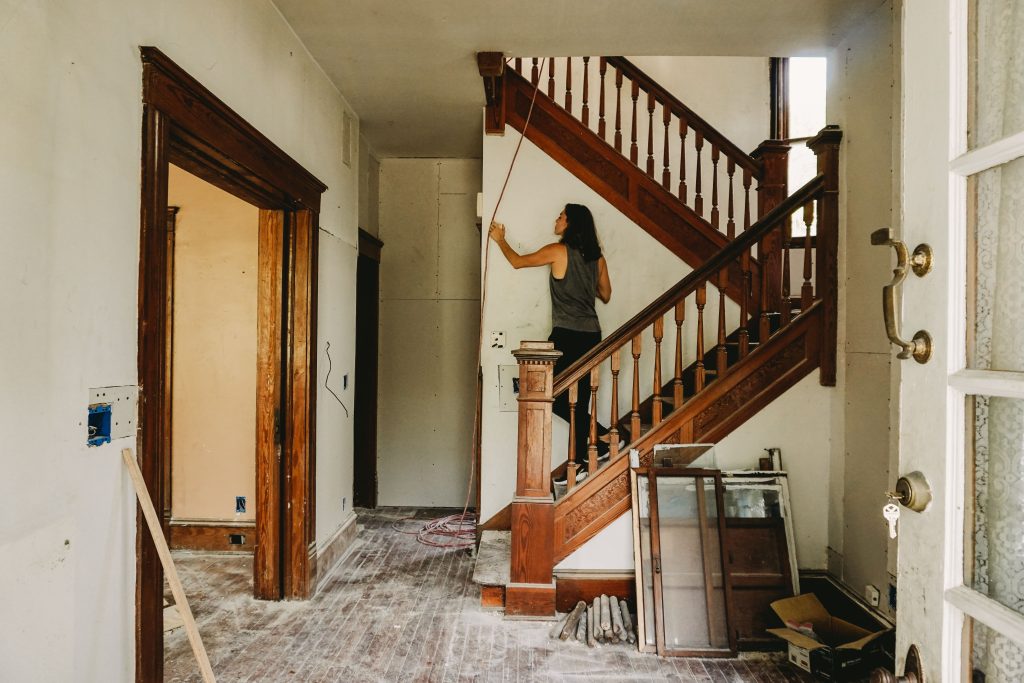 Femme rénovant un escalier bois intérieur