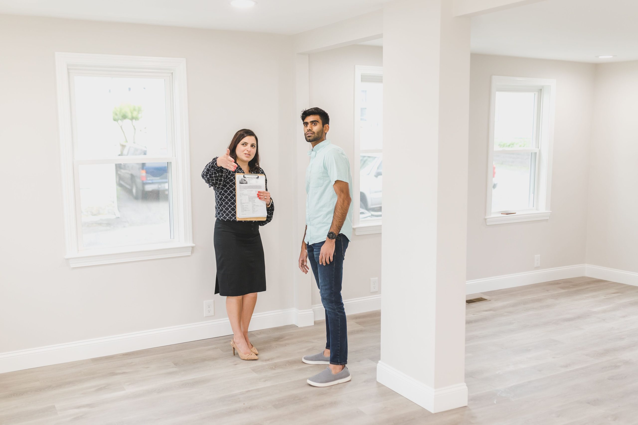 Agent immobilier montre interieur maison potentiel acheteur
