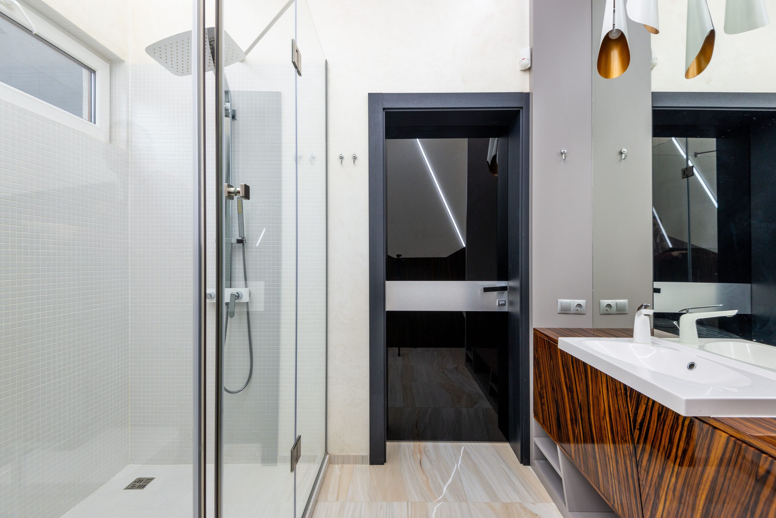 Salle de bain contemporaine lumineuse avec douche vitrée