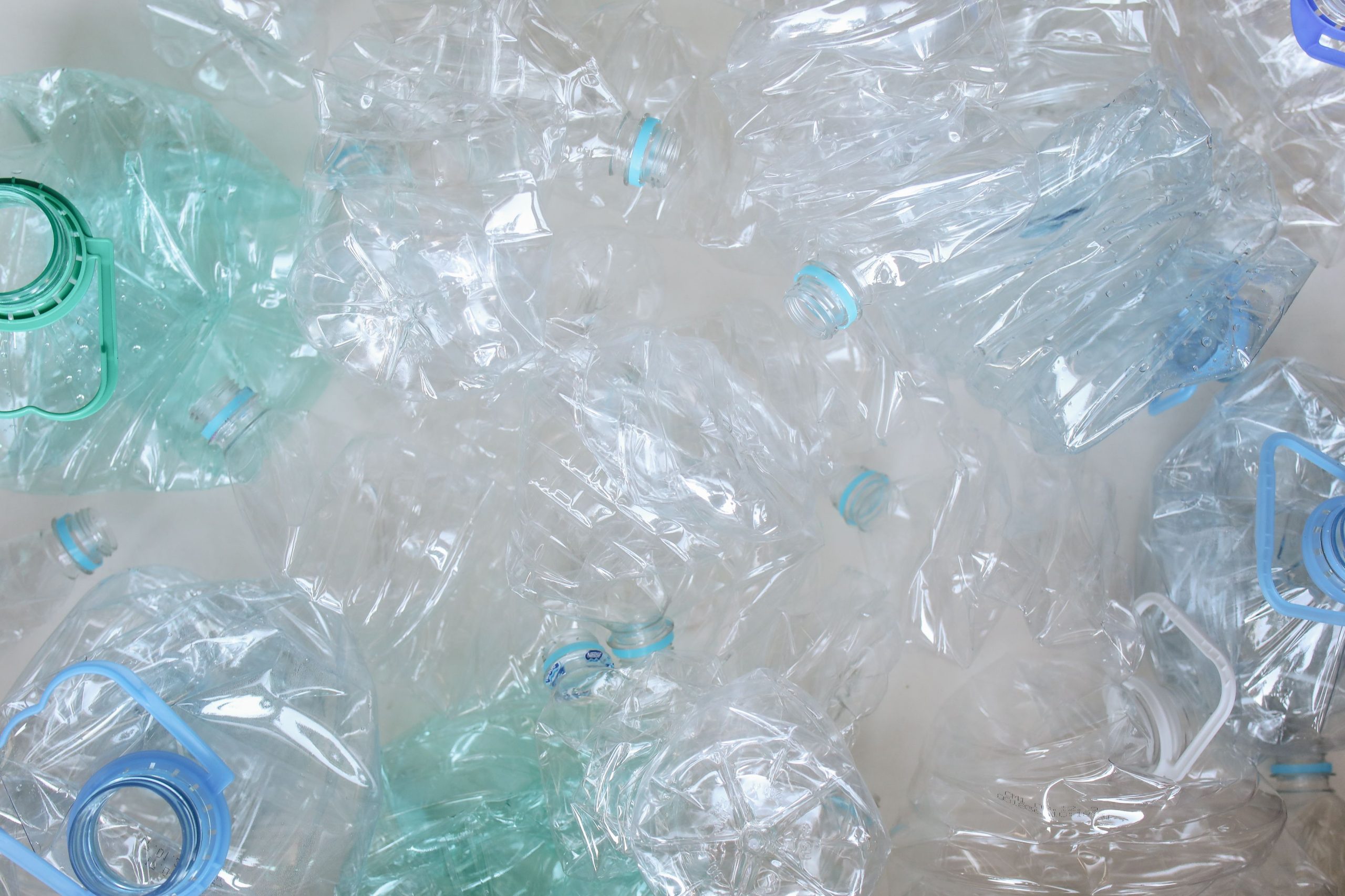 Bouteilles plastiques écrasées prêtes pour recyclage