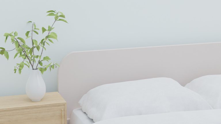 Chambre zen avec literie blanche et plantes vertes