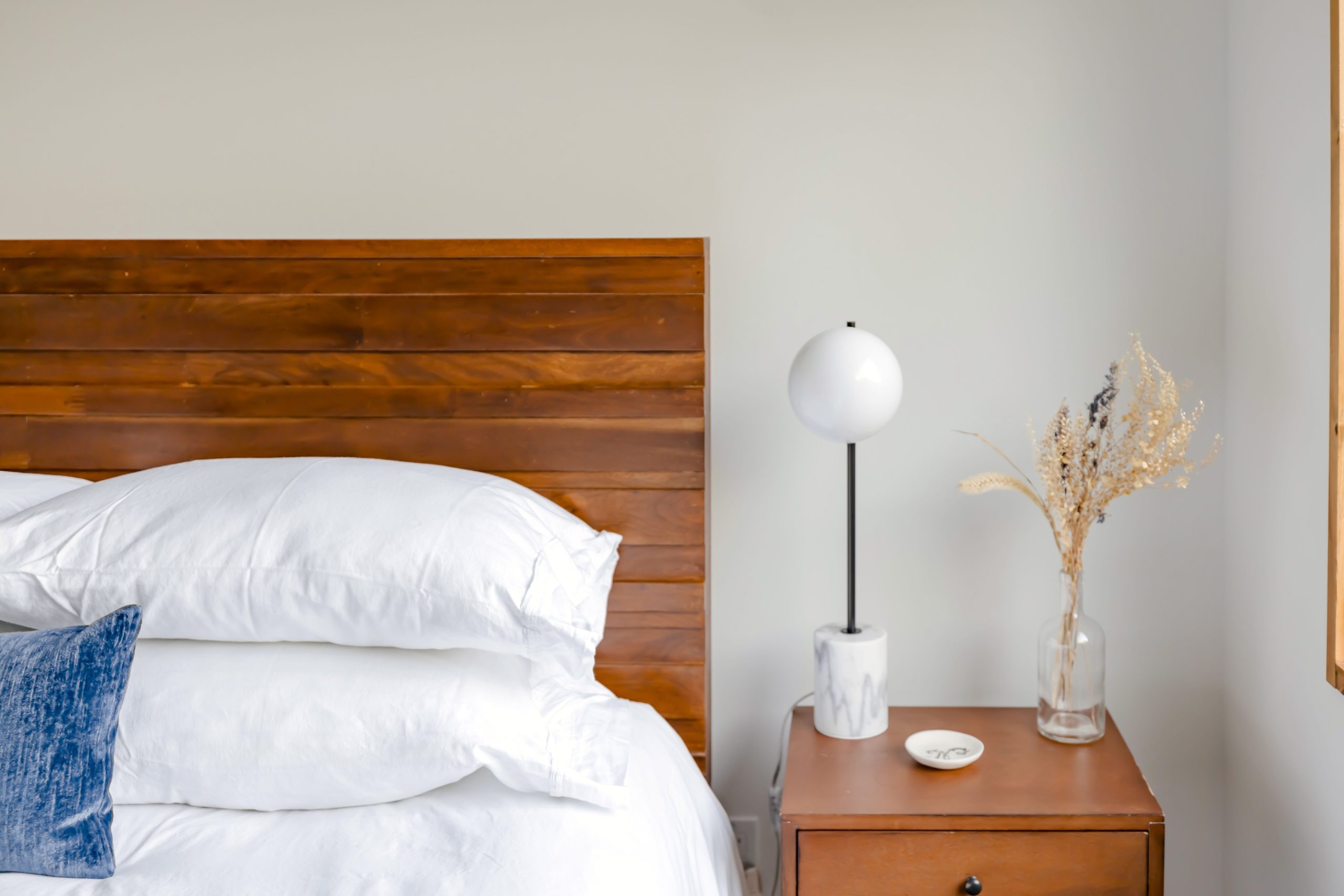 Chambre elegante avec tete de lit bois decoree