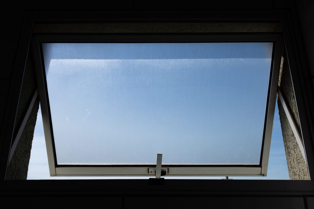 Vue plongée d'une fenêtre de toit ouverte