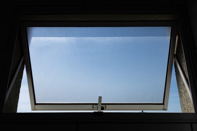 Vue plongée d'une fenêtre de toit ouverte