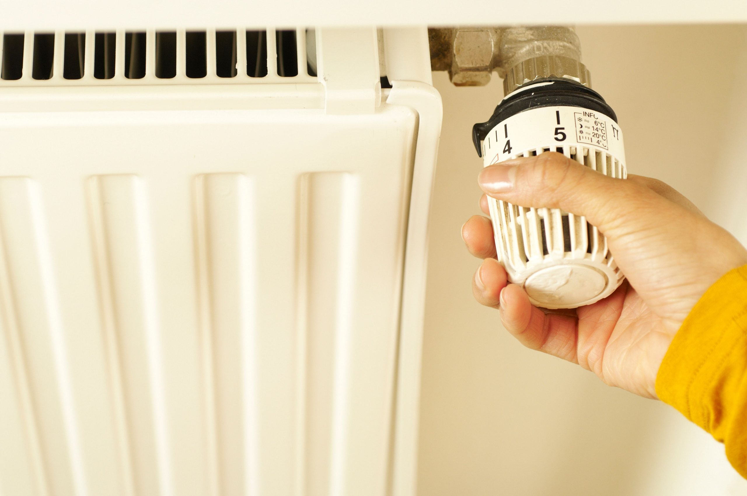 Doigt ajustant le radiateur température