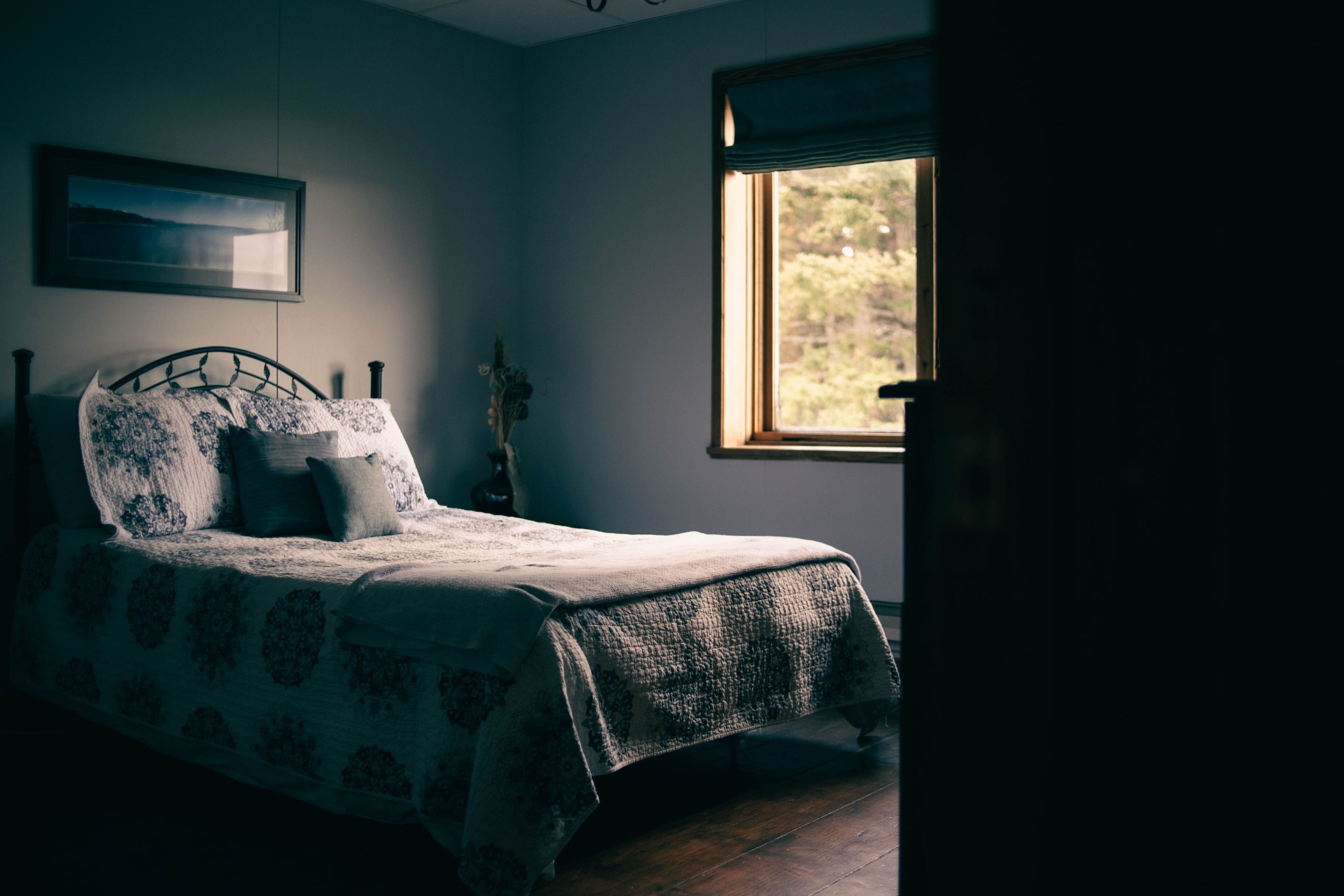 Chambre sereine baignee de lumiere naturelle apaisante