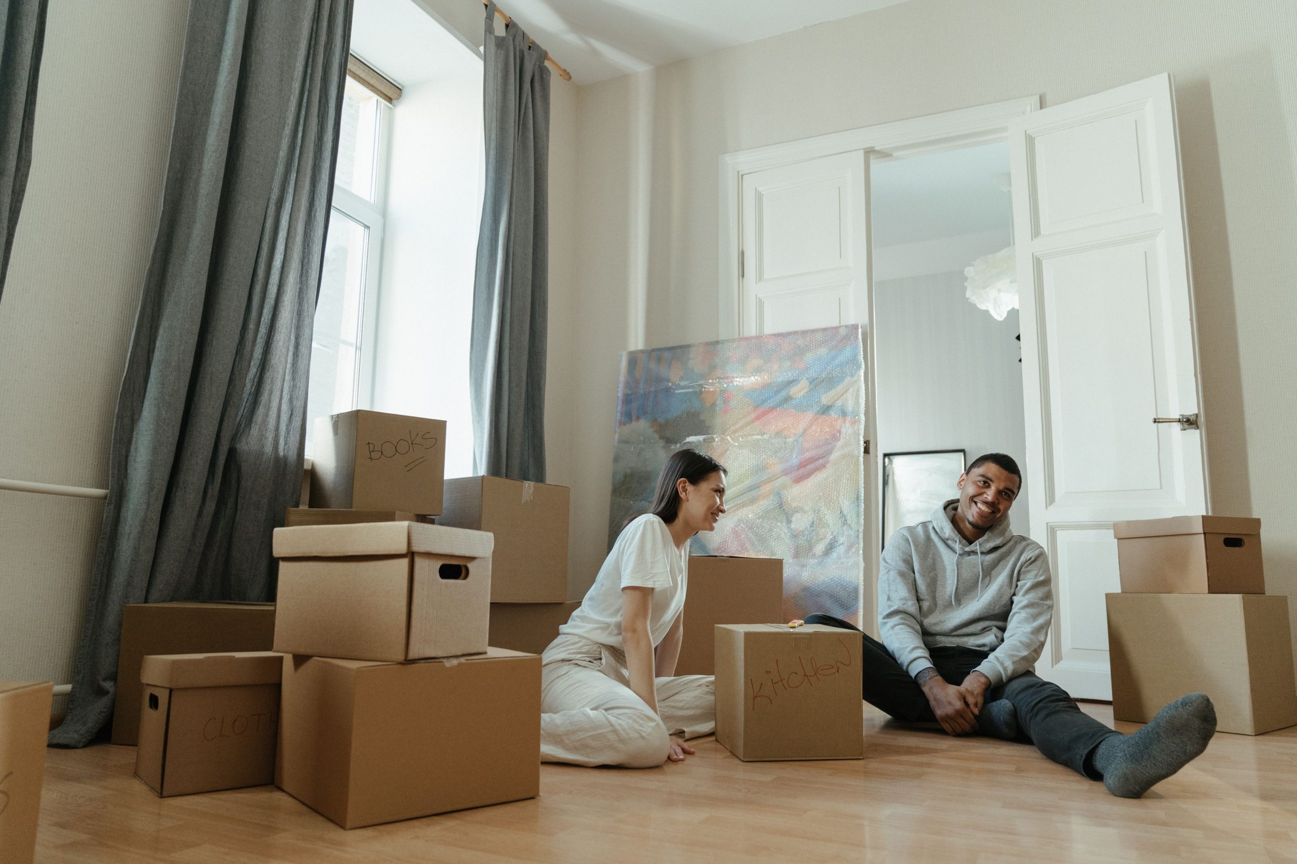 Couple heureux entouré de cartons déménageant nouvel appartement