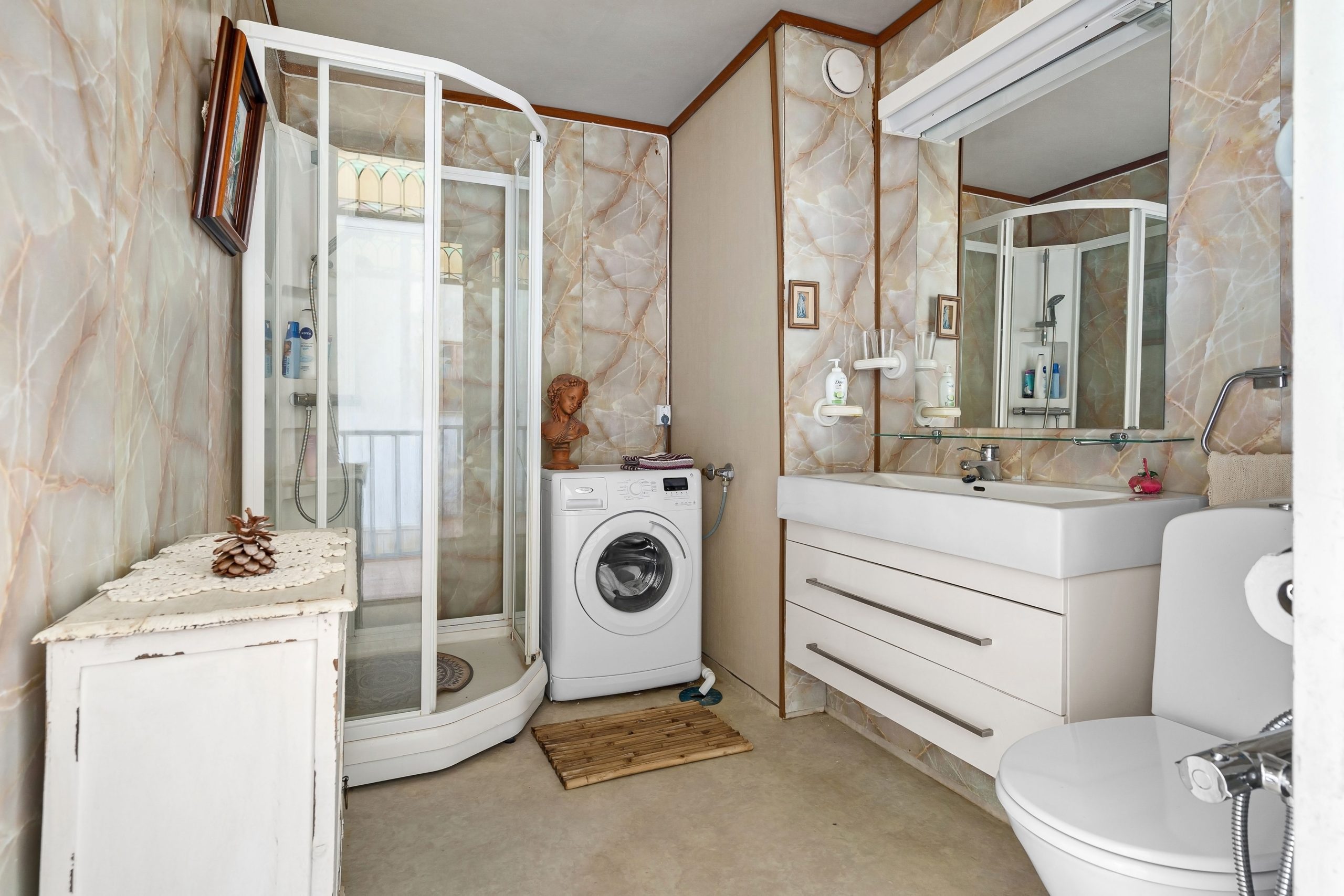 Petite salle de bain minimaliste douche et lave-linge