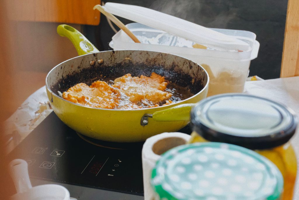 Aliments frits dans une poêle sur cuisinière