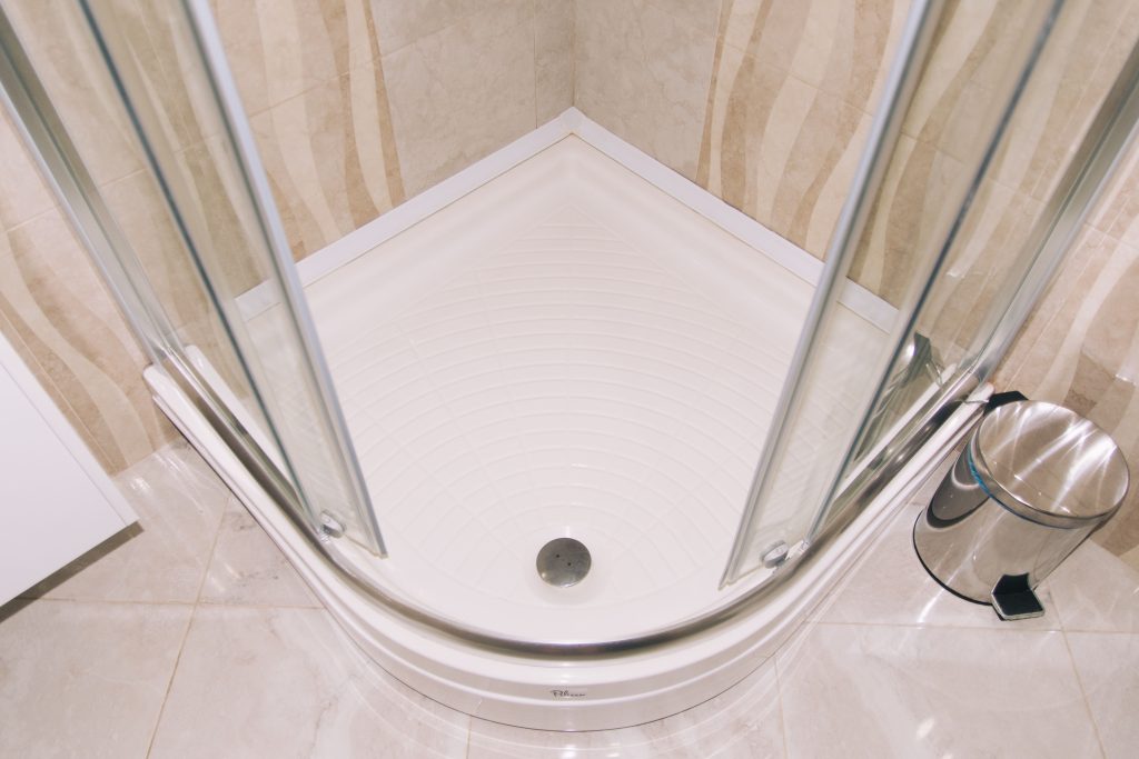 Douche d'angle moderne avec portes vitrées carrelées
