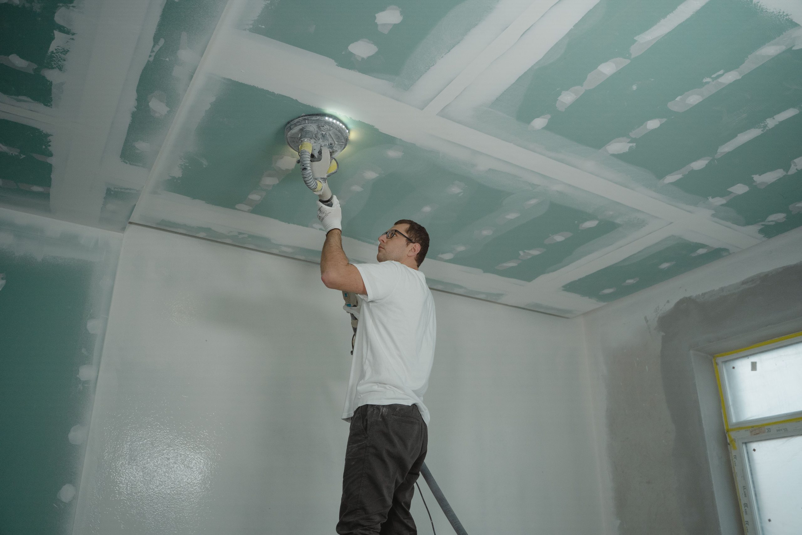 Travailleur polit professionnellement un plafond