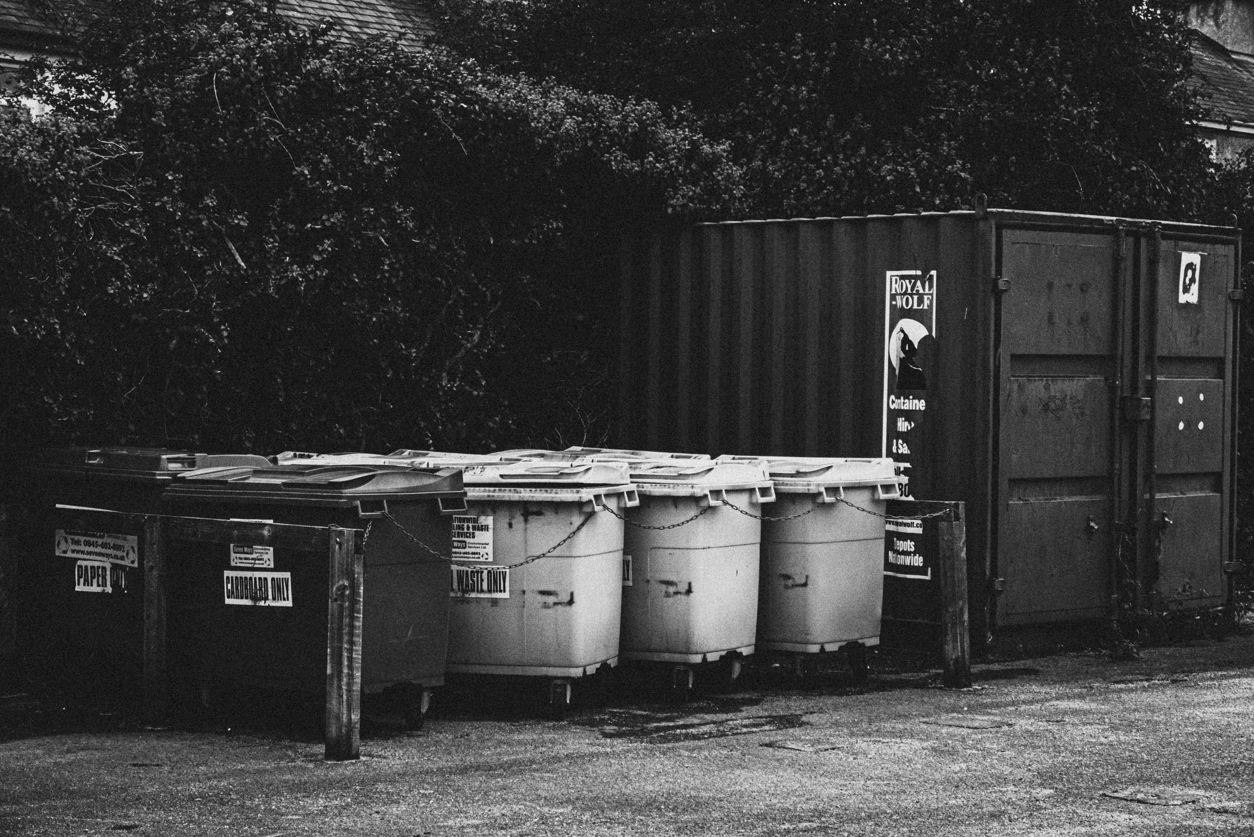 Poubelles et conteneurs dans cadre urbain