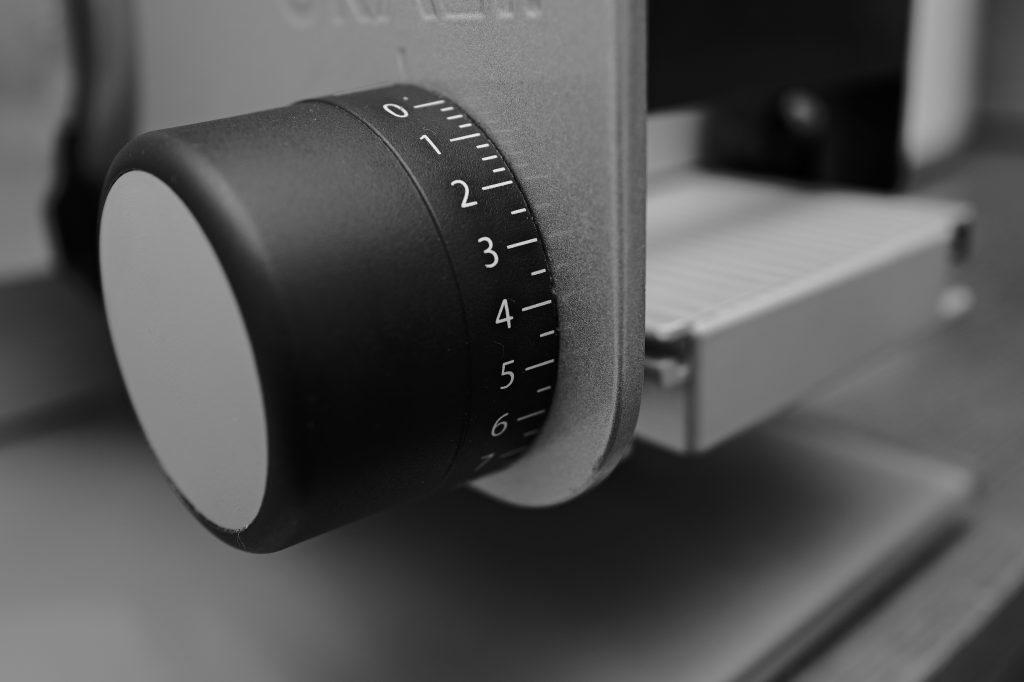 Gros plan bouton frigo avec numéros