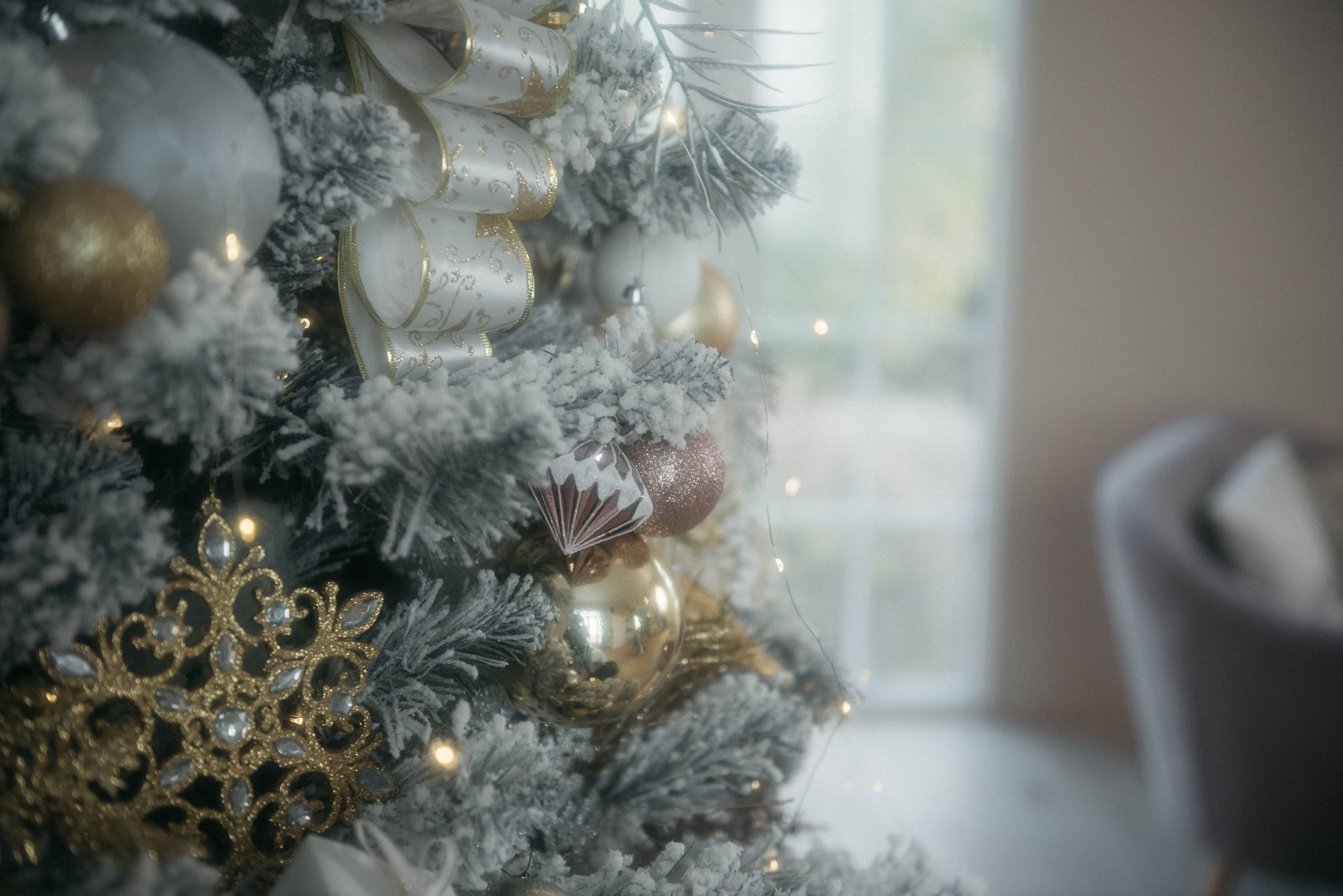 Sapin blanc decoré avec ornements dores et lumières