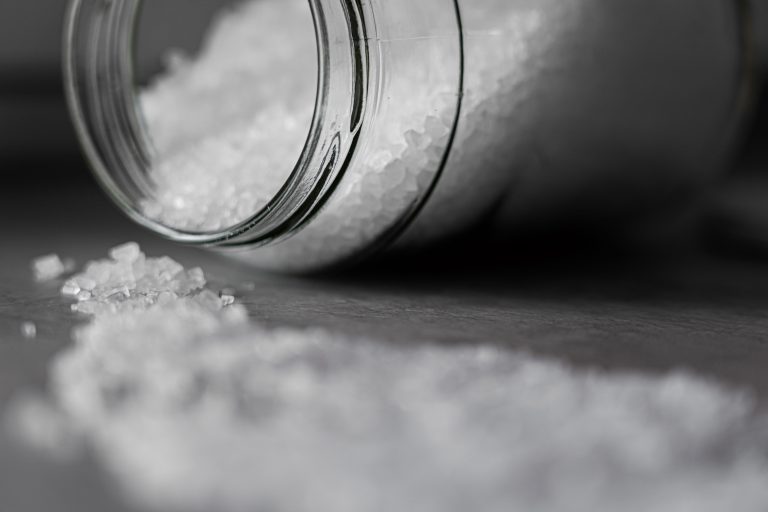 Sel gemme versé d'un pot en verre