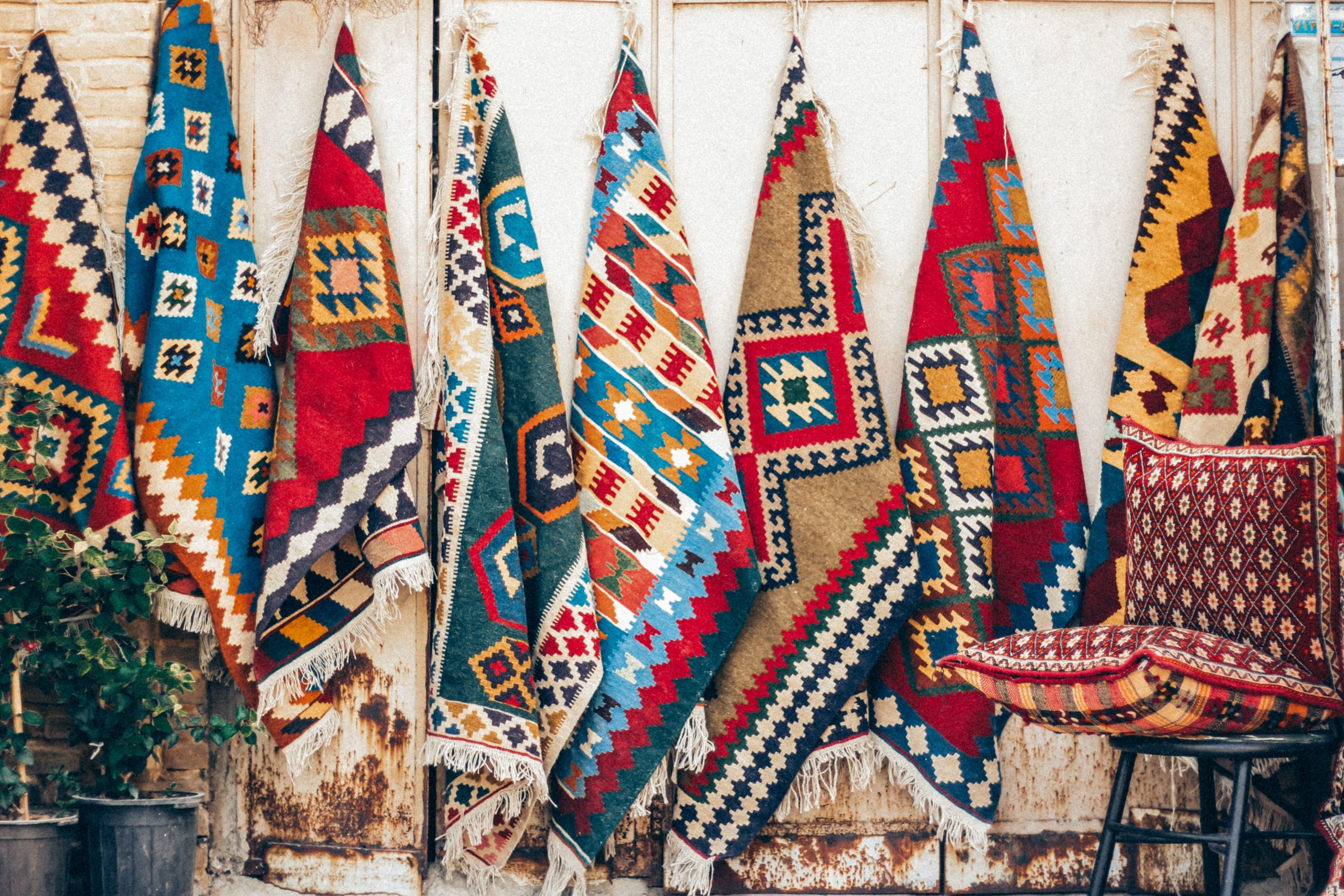 Tapis persans colorés traditionnels iraniens affichés Shiraz