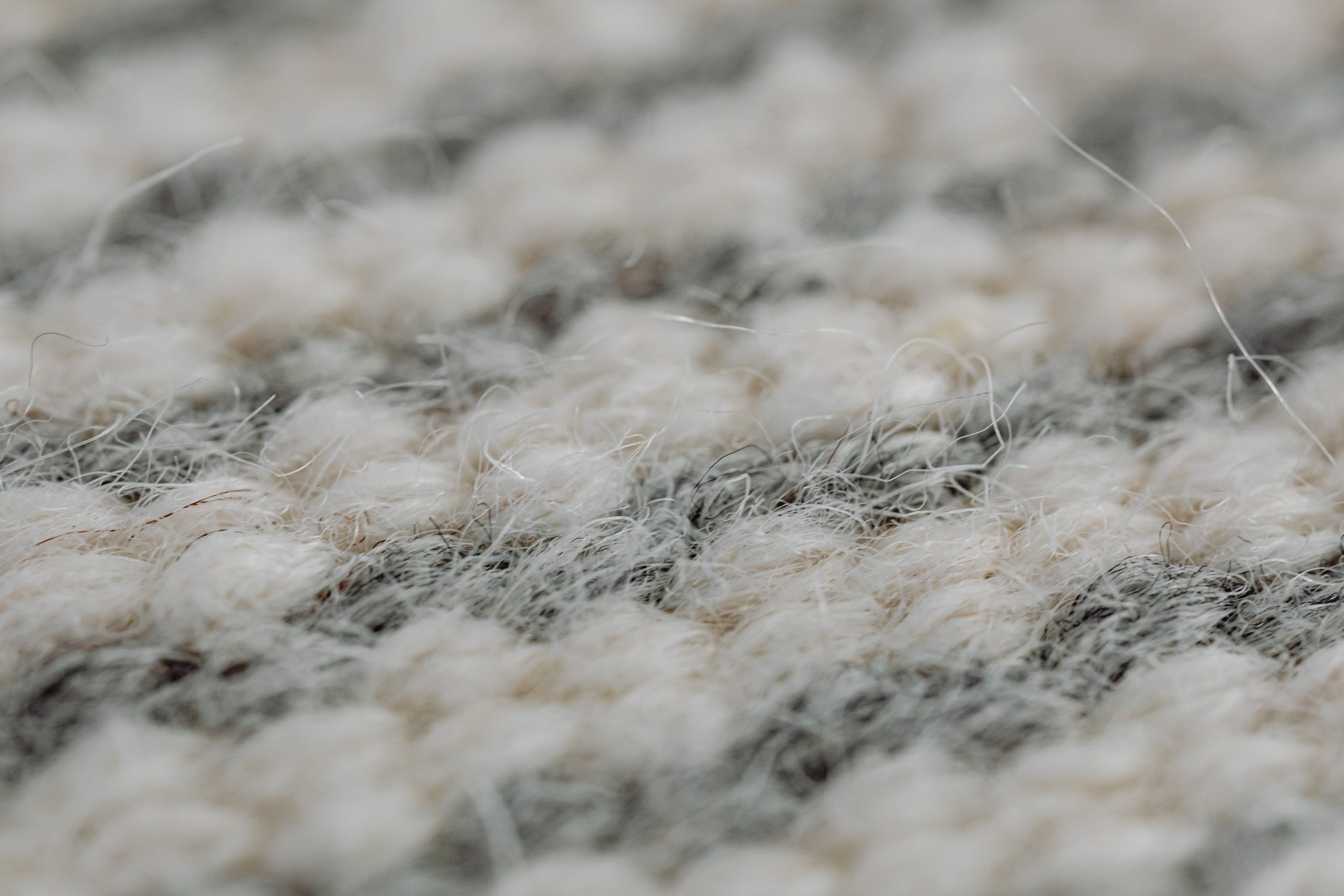 Détail texture tapis laine fait main motifs