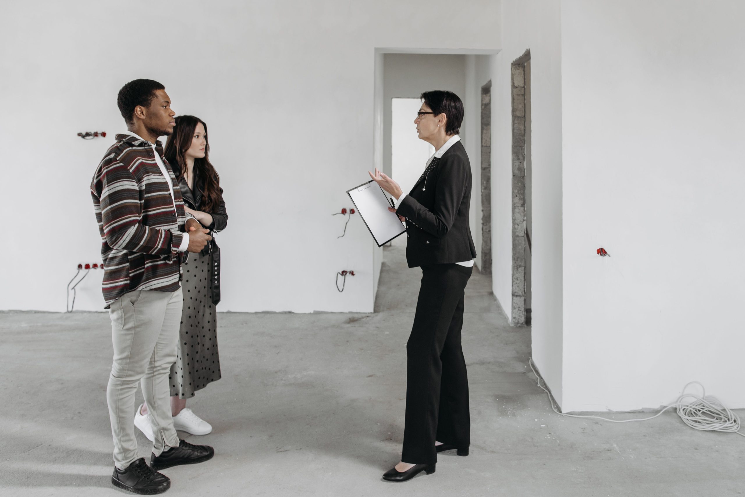 Agent immobilier visite maison neuve avec couple