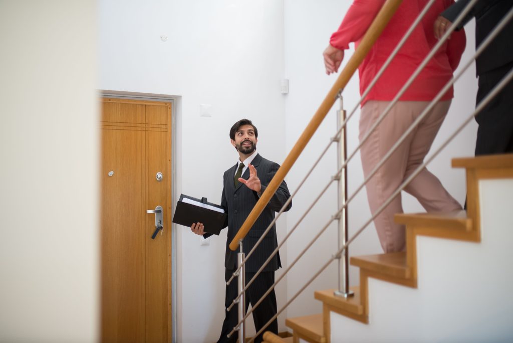 Agent immobilier visite maison moderne avec acheteurs