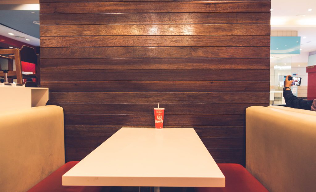 Banquette table vide avec décor bois et verre