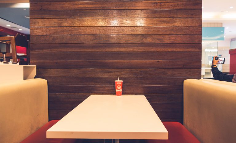 Banquette table vide avec décor bois et verre