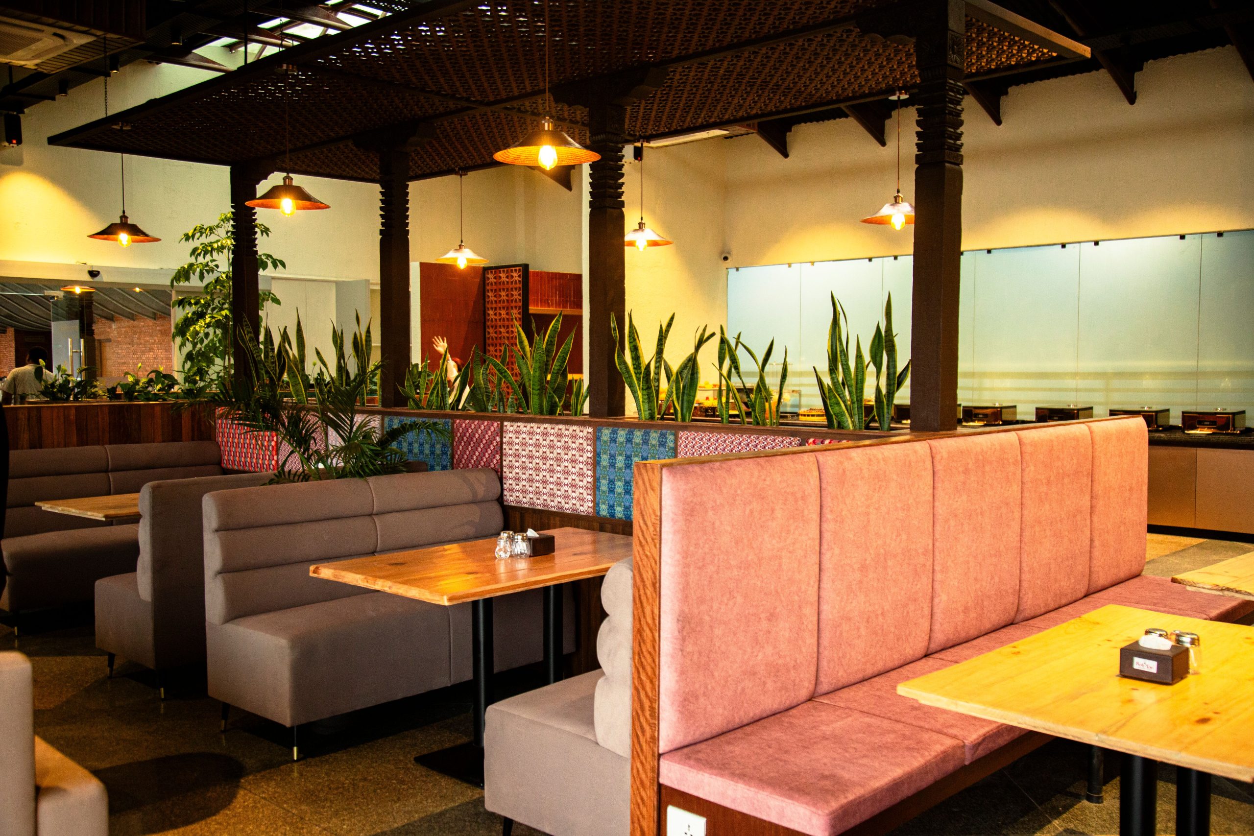 Intérieur restaurant banquettes accueillant décor vibrant