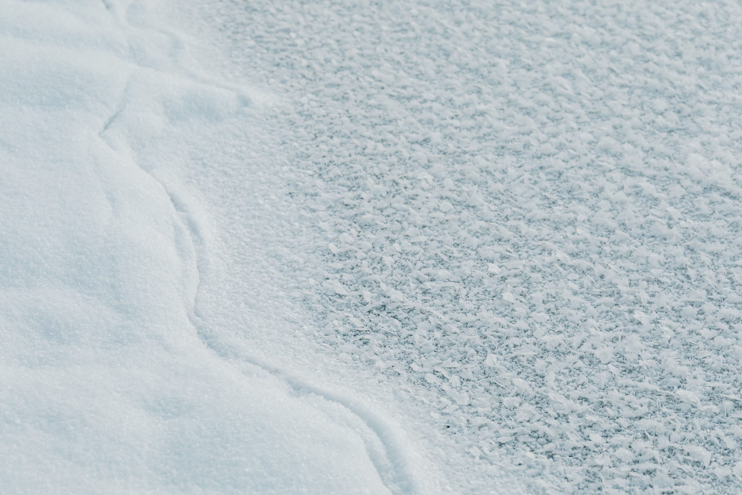 Cristaux de glace givrés avec motifs complexes