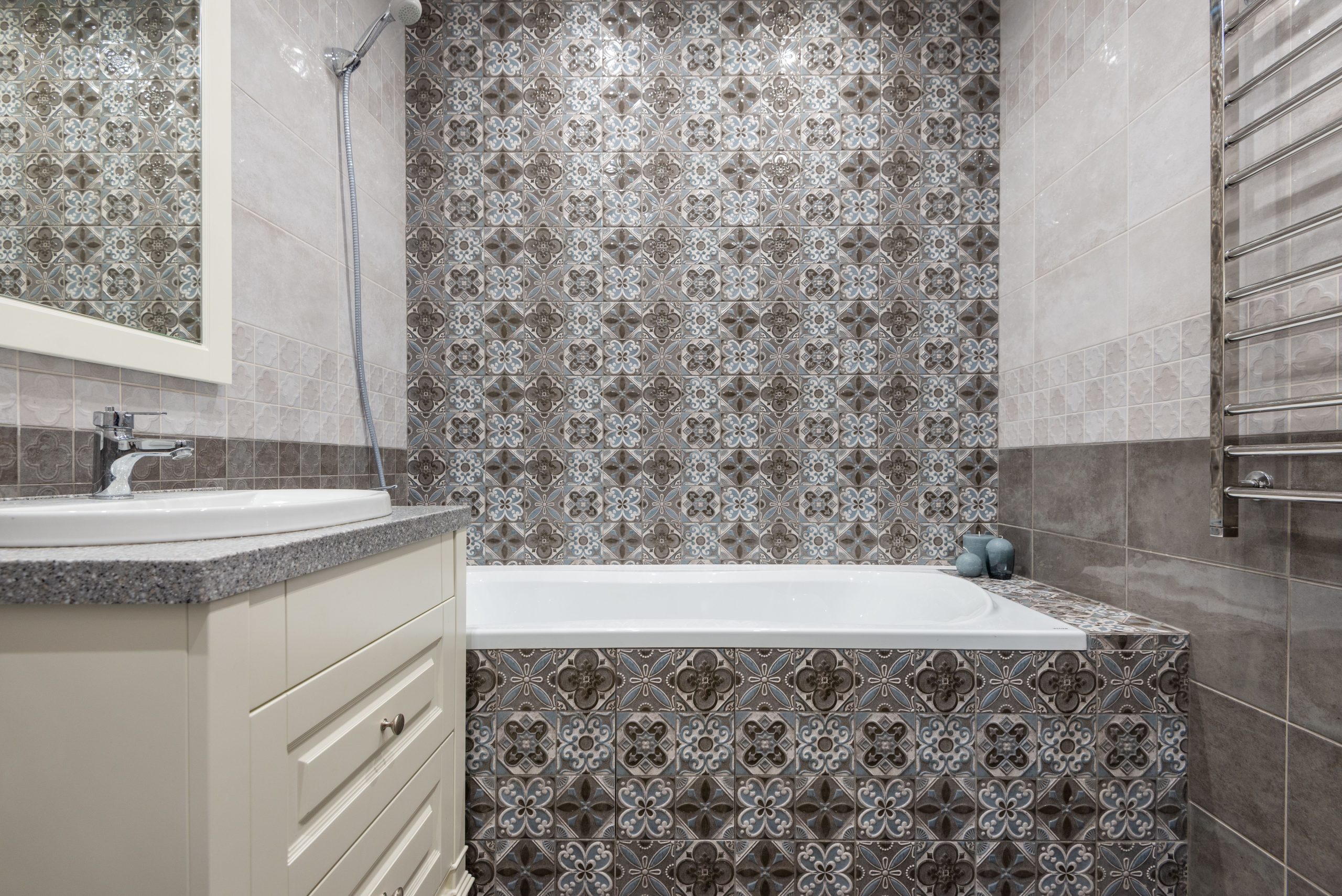 Salle de bain luxueuse avec carreaux ornementaux motifs
