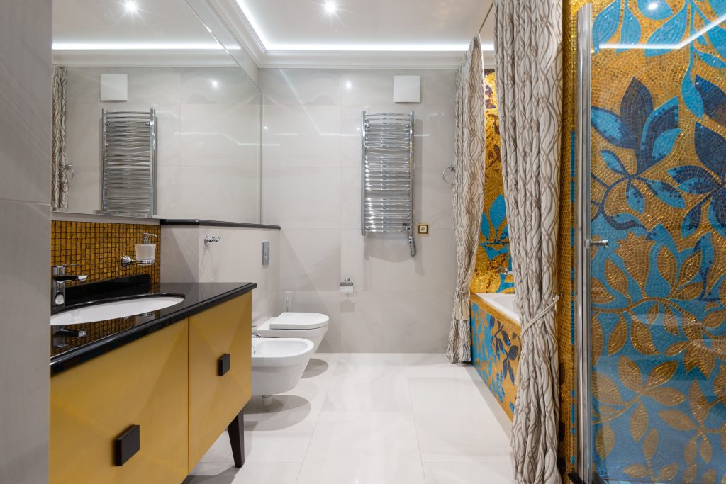 Salle de bain élégante avec carrelage floral coloré