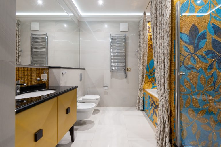 Salle de bain élégante avec carrelage floral coloré