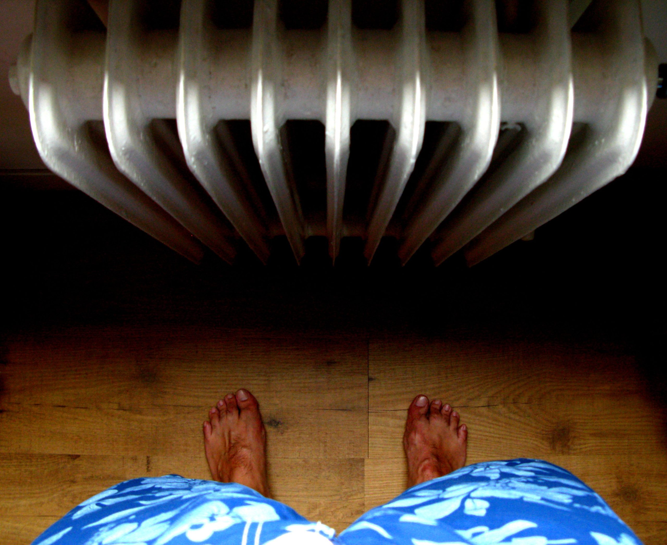 Pieds nus près radiateur chauffage collectif maison