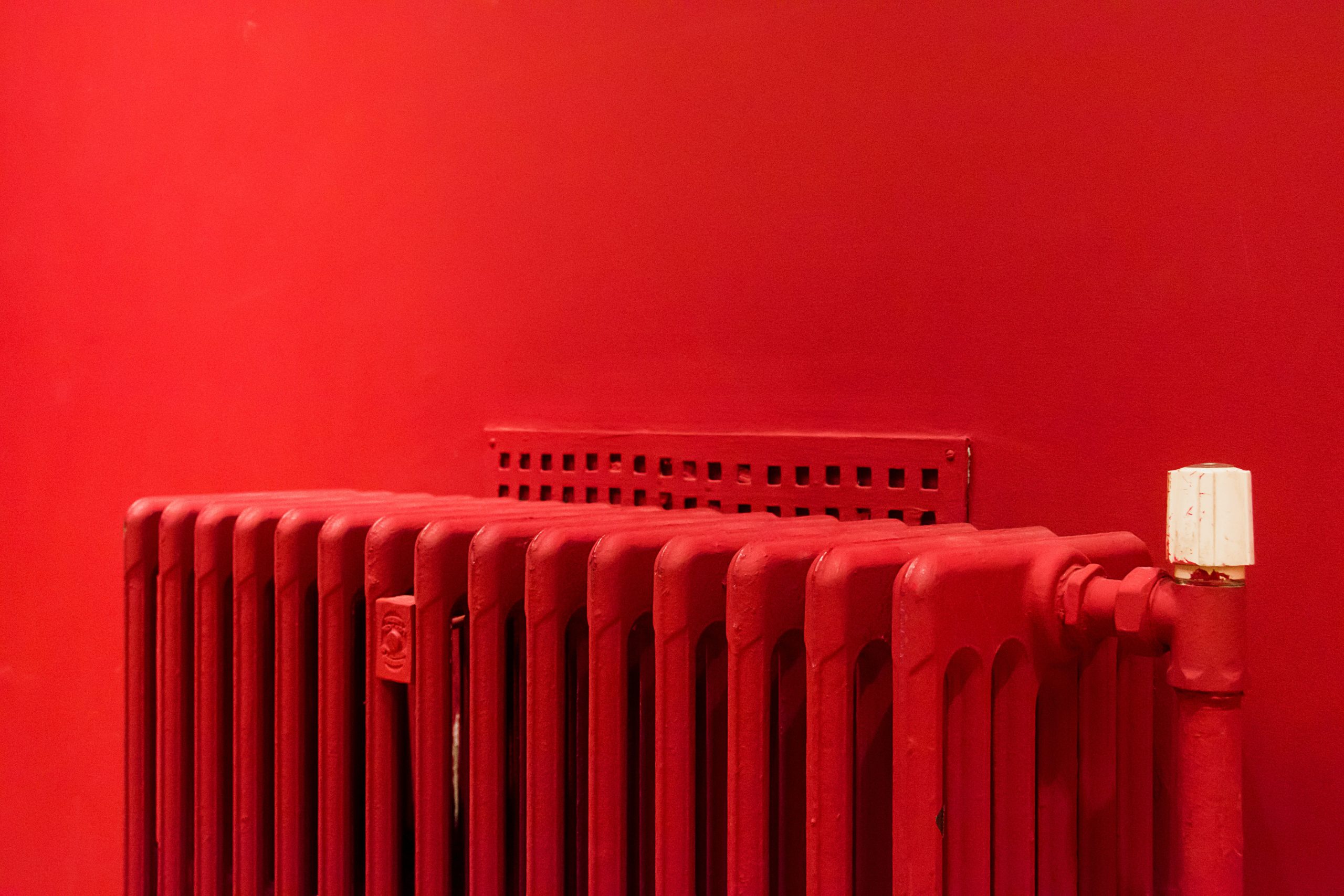 Radiateur rouge moderne minimaliste design intérieur